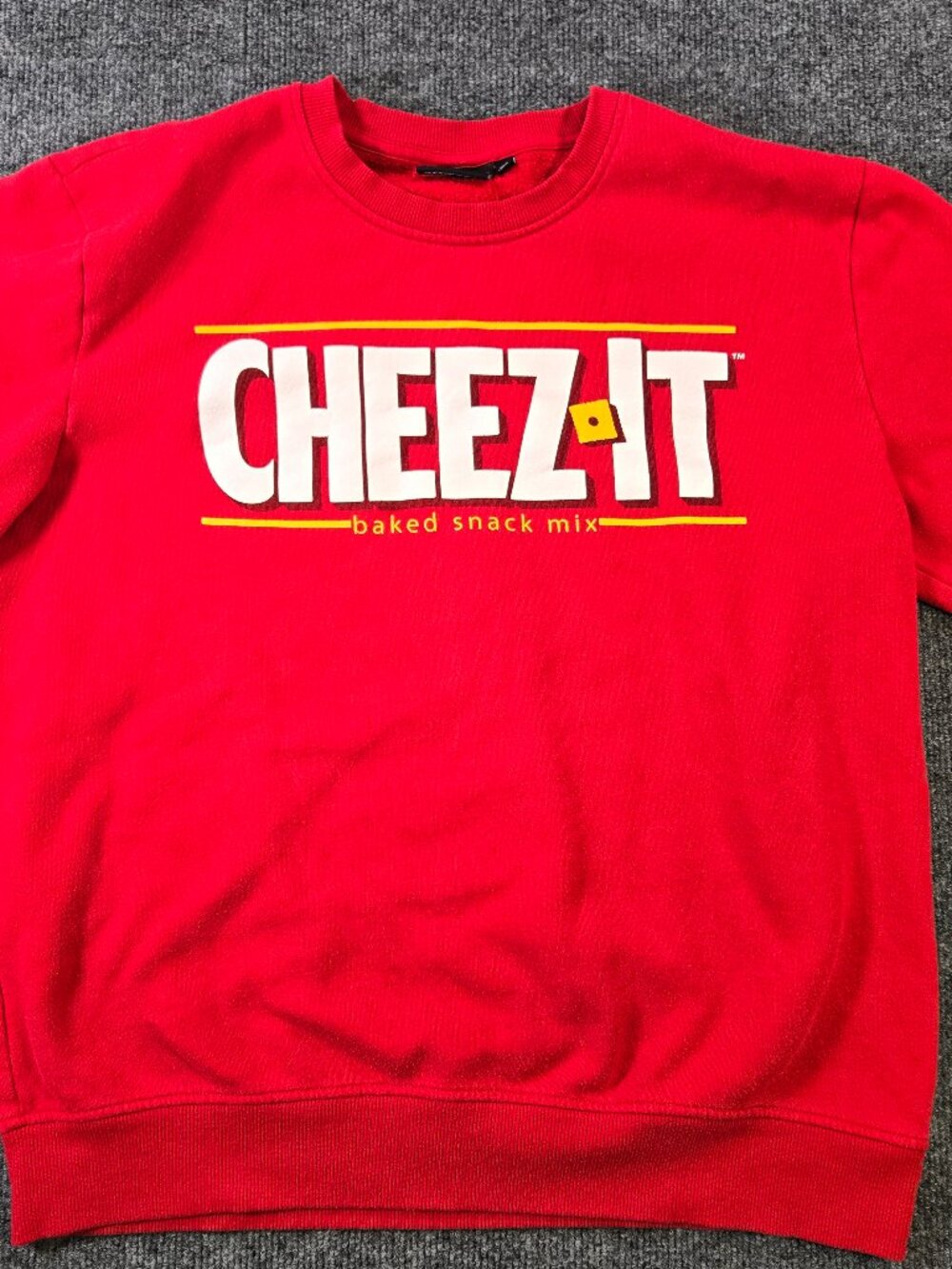 Kellogg's Cheez-It Sweatshirt Men's L Red Crewneck Baked Snack Mix Logo